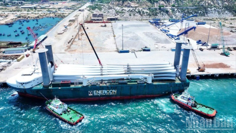 Tàu ESHIP 1 được lai dắt cập vào Cảng quốc tế Trung Nam-Cà Ná an toàn trong điều kiện thời tiết có mưa. ndo_br_img-2060-2470.jpg