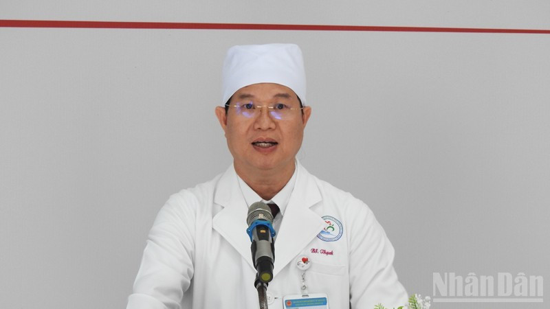 Giám đốc Bệnh viện đa khoa Ninh Thuận (Khánh Hòa) Lê Huy Thạch phát biểu tri ân các nhà tài trợ công trình tại buổi lễ khai trương. ndo_br_2-2098.jpg