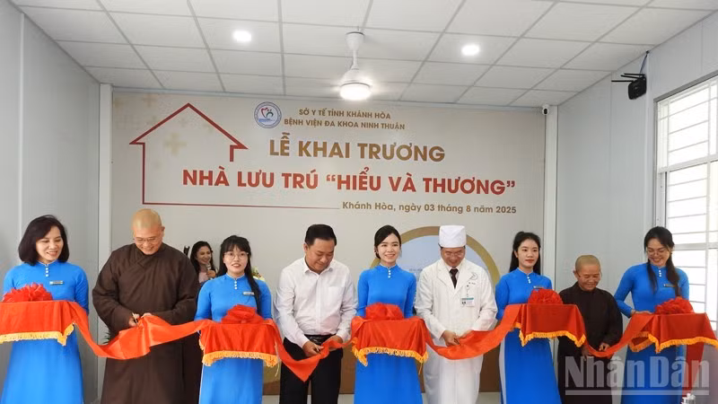 Lãnh đạo Sở Y tế tỉnh Khánh Hòa cùng lãnh đạo Bệnh viện đa khoa Ninh Thuận và đại diện nhà tài trợ cắt băng khai trương công trình Nhà lưu trú "Hiểu và Thương".
