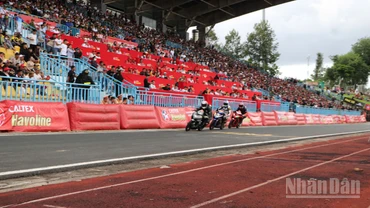 Các tay đua tranh tài trên các cung đường đua tại Sân vận động thành phố Cần Thơ.