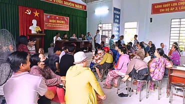 Xã Vị Thanh 1, thành phố Cần Thơ đã nỗ lực làm việc xuyên suốt cả buổi trưa và đến chiều tối, tận tình hướng dẫn, phục vụ nhân dân đến nhận quà.