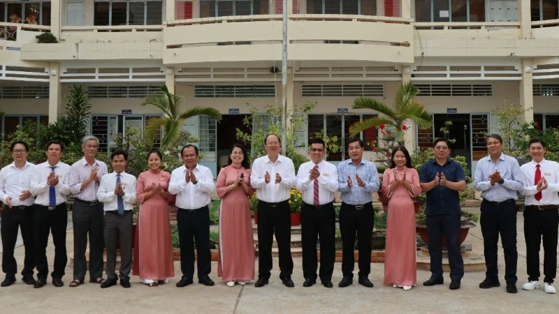 Bí thư Tỉnh ủy Cà Mau thăm và chúc mừng các thầy thuốc nhân Ngày Thầy thuốc Việt Nam