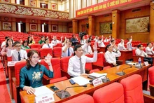 Đại biểu Hội đồng nhân dân tỉnh biểu quyết thông qua các nghị quyết.
