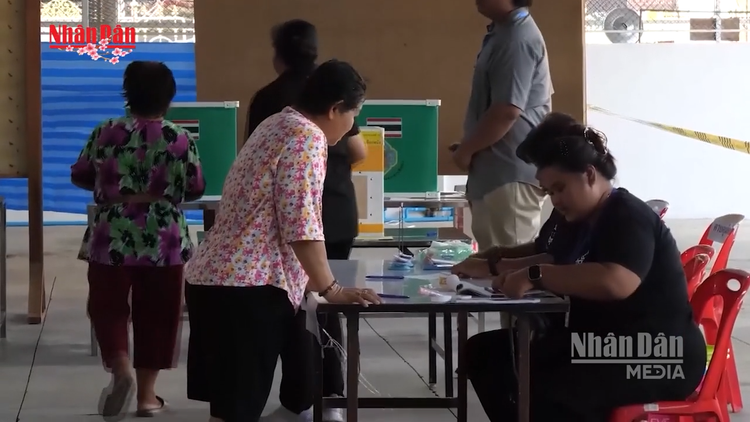 [Video] Ủy ban bầu cử Thái Lan bị nghi vấn về tính minh bạch kiểm phiếu 