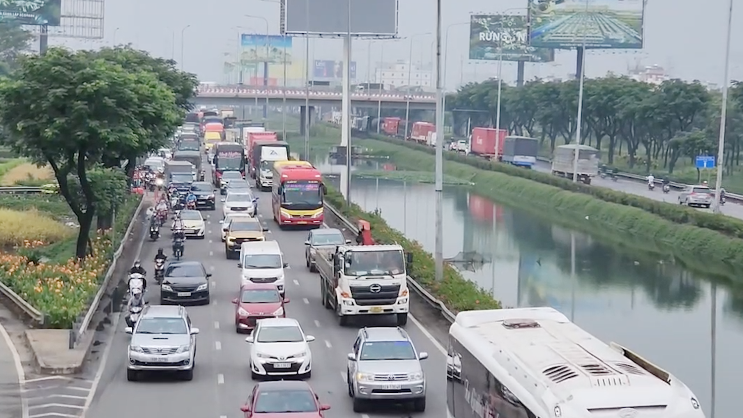 [Video] TP Hồ Chí Minh sử dụng flycam điều tiết giao thông cửa ngõ dịp cận Tết