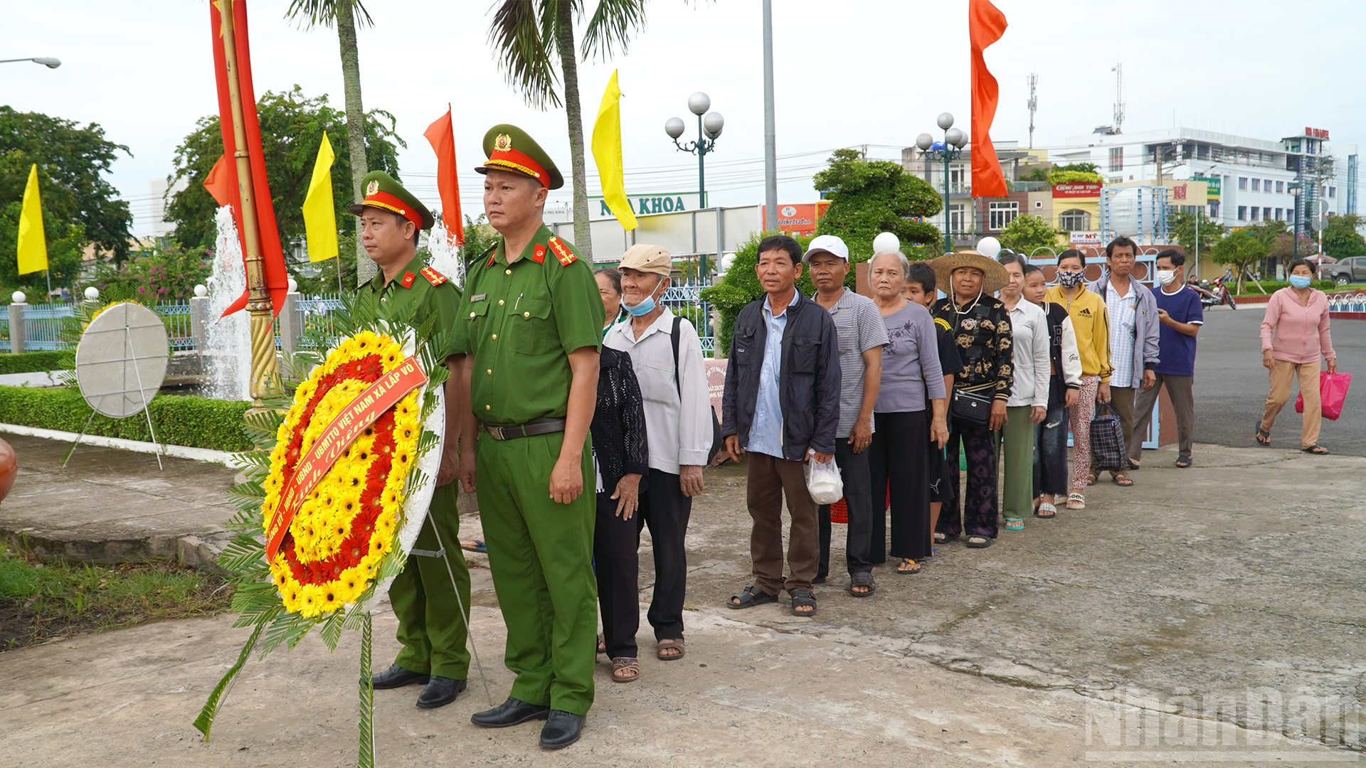 Người dân và thân nhân xã Lấp Vò, tỉnh Đồng Tháp xếp hàng viếng Nghĩa trang liệt sĩ tỉnh. ndo_br_nghiatrangdt5.jpg
