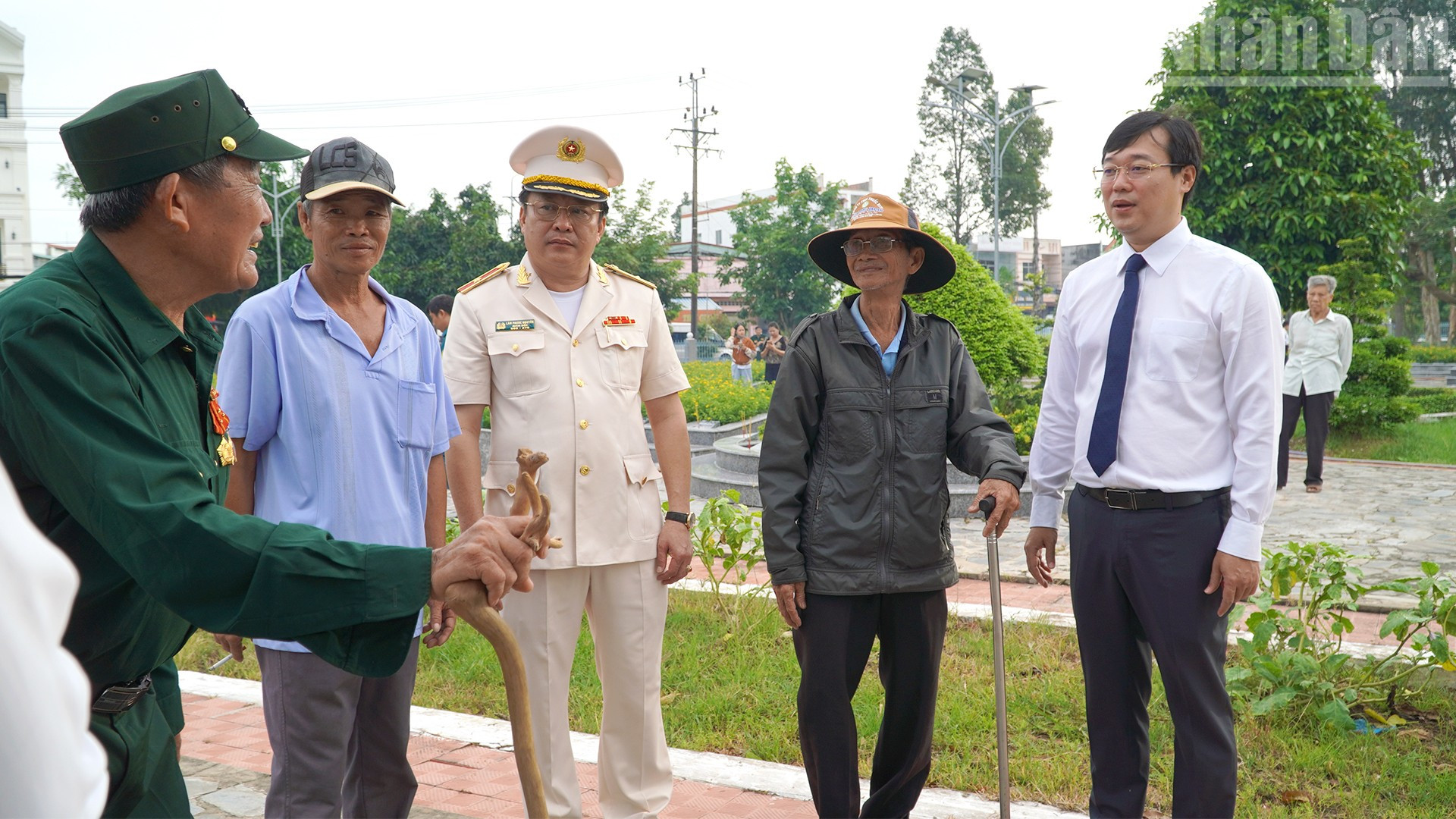 Lãnh đạo tỉnh Đồng Tháp trò chuyện với thân nhân, đồng đội của các Anh hùng liệt sĩ. ndo_tr_nghiatrangdt1.jpg