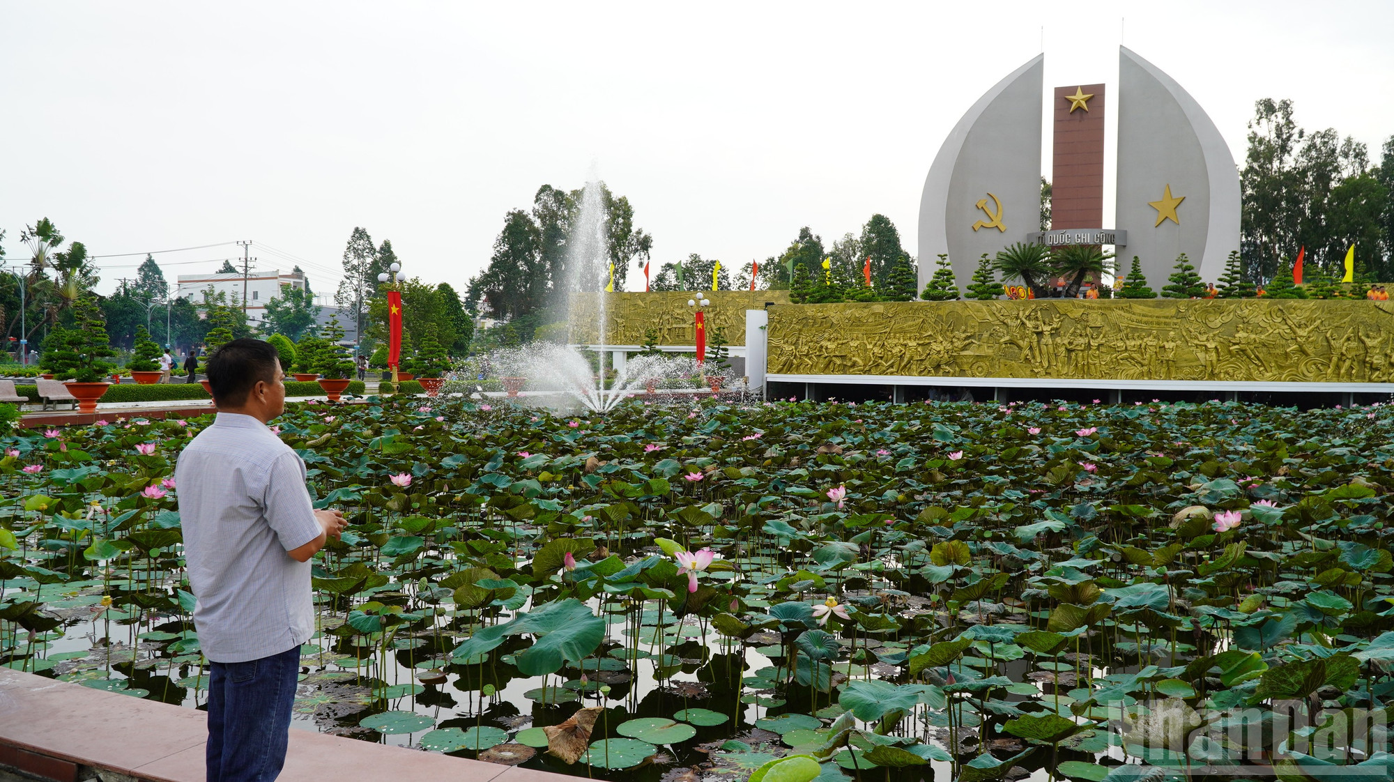 Người dân viếng Nghĩa trang liệt sĩ tỉnh. ndo_br_dsc01595.jpg