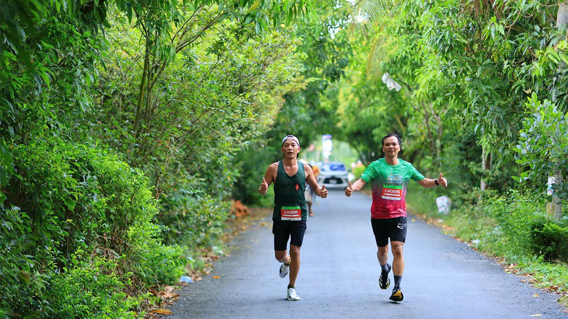 Các runner bứt phá trên tuyến đường nông thôn. chinhthuc5.jpg