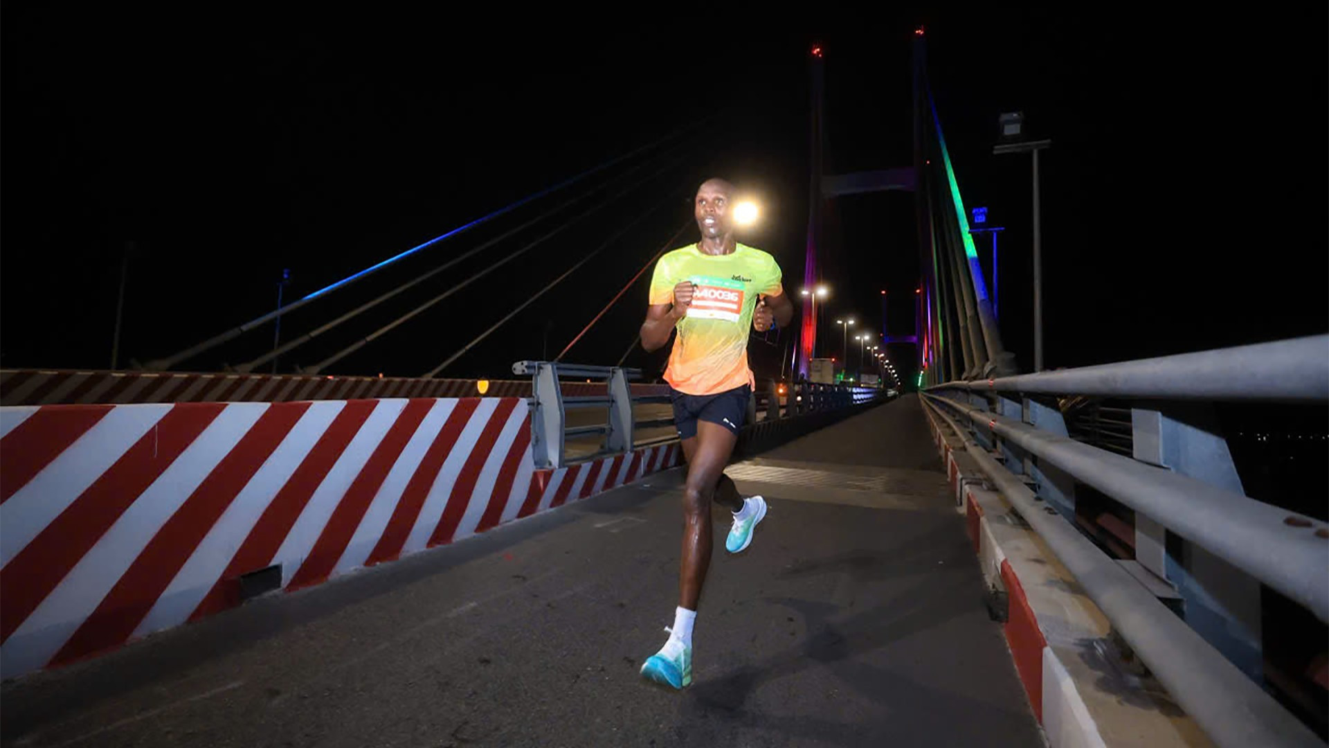 Runner nước ngoài bứt phá tại cầu Cao Lãnh. chinhthuc10.jpg