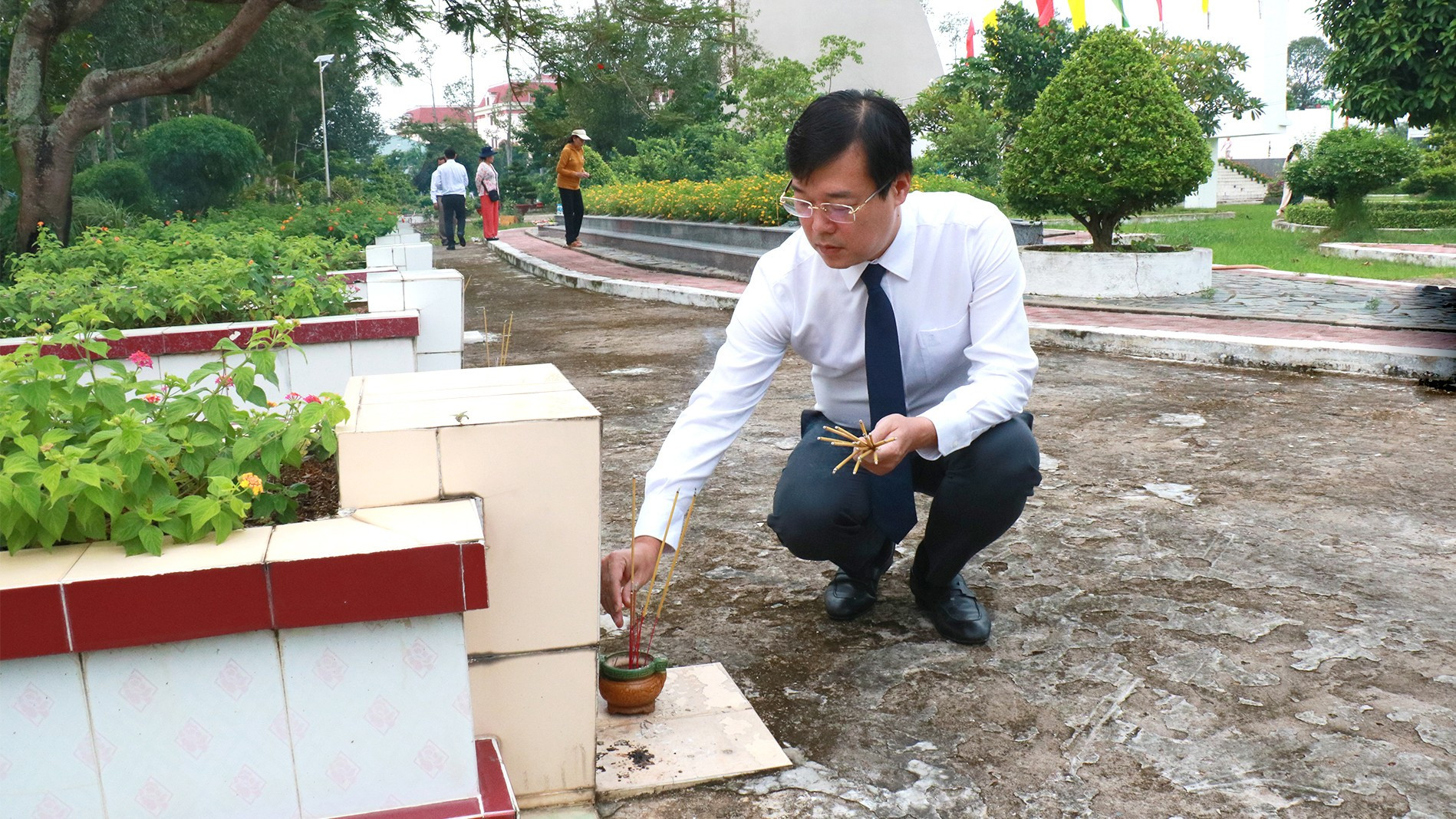 Ủy viên Trung ương Đảng, Bí thư Tỉnh ủy, Trưởng Đoàn đại biểu quốc hội tỉnh Đồng Tháp Lê Quốc Phong thắp hương tại phần mộ liệt sĩ. nghiatrangdt7.jpg
