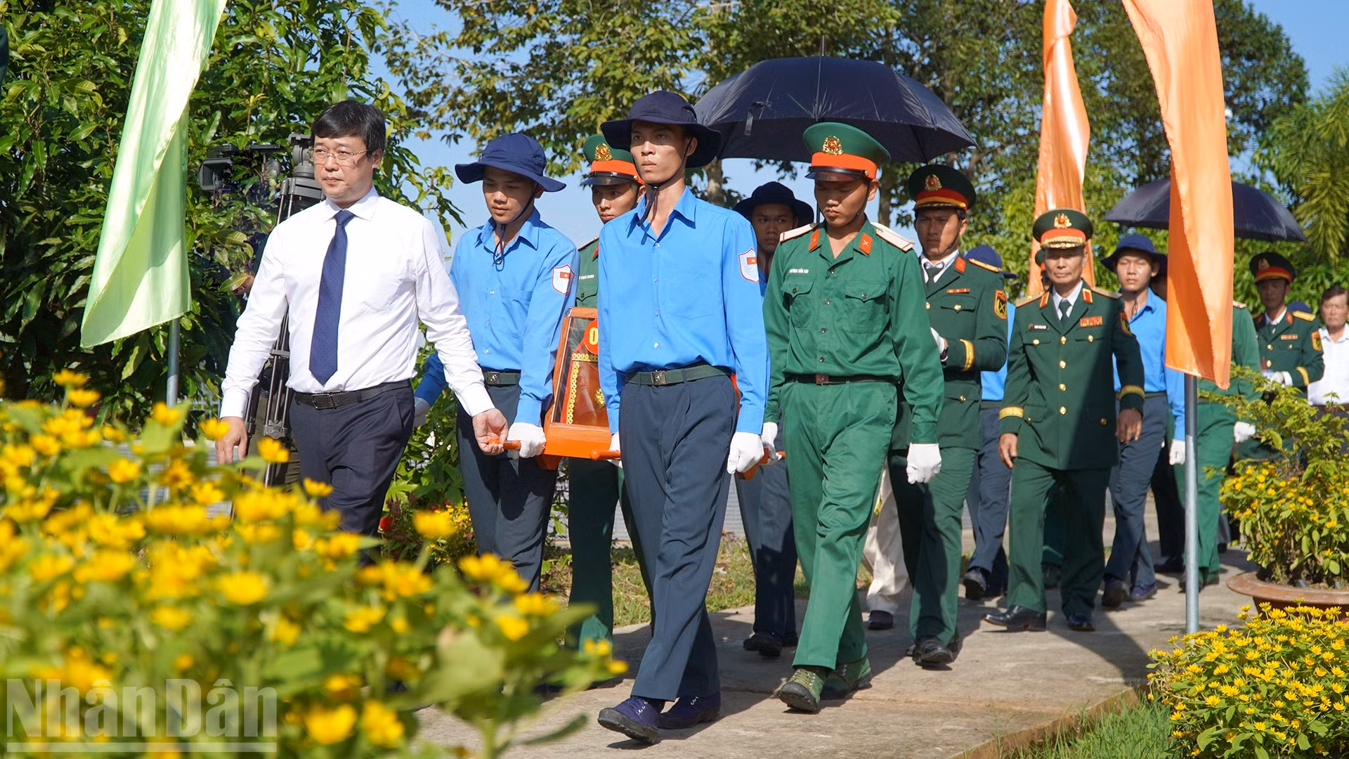 Ủy viên Trung ương Đảng, Bí thư Tỉnh ủy, Trưởng đoàn đại biểu Quốc hội tỉnh Đồng Tháp Lê Quốc Phong cùng đưa tiễn các Anh hùng liệt sĩ về với đất mẹ.