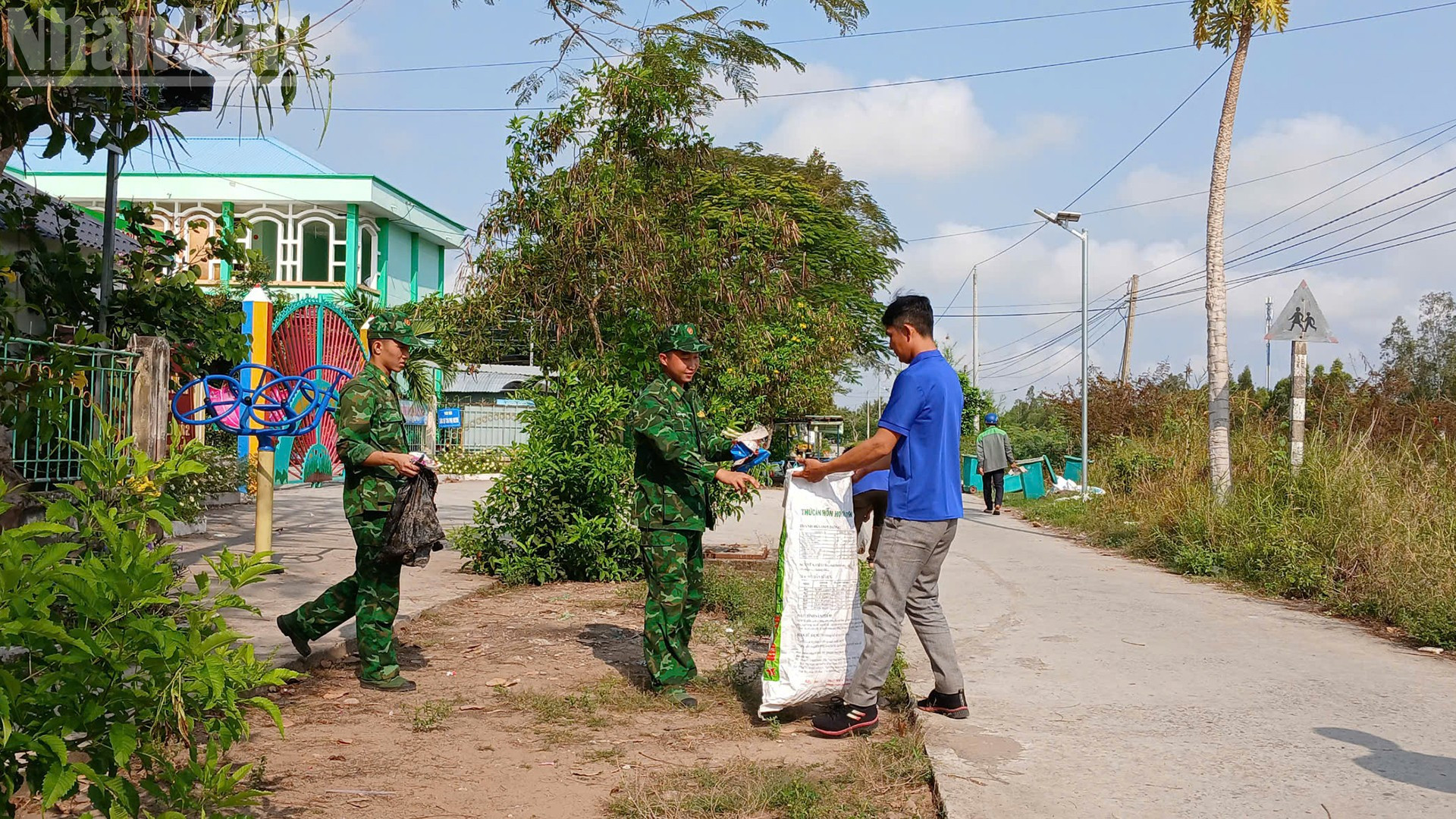 Lực lượng Bộ đội Biên phòng cùng đoàn viên, thanh niên tham gia dọn dẹp vệ sinh môi trường.