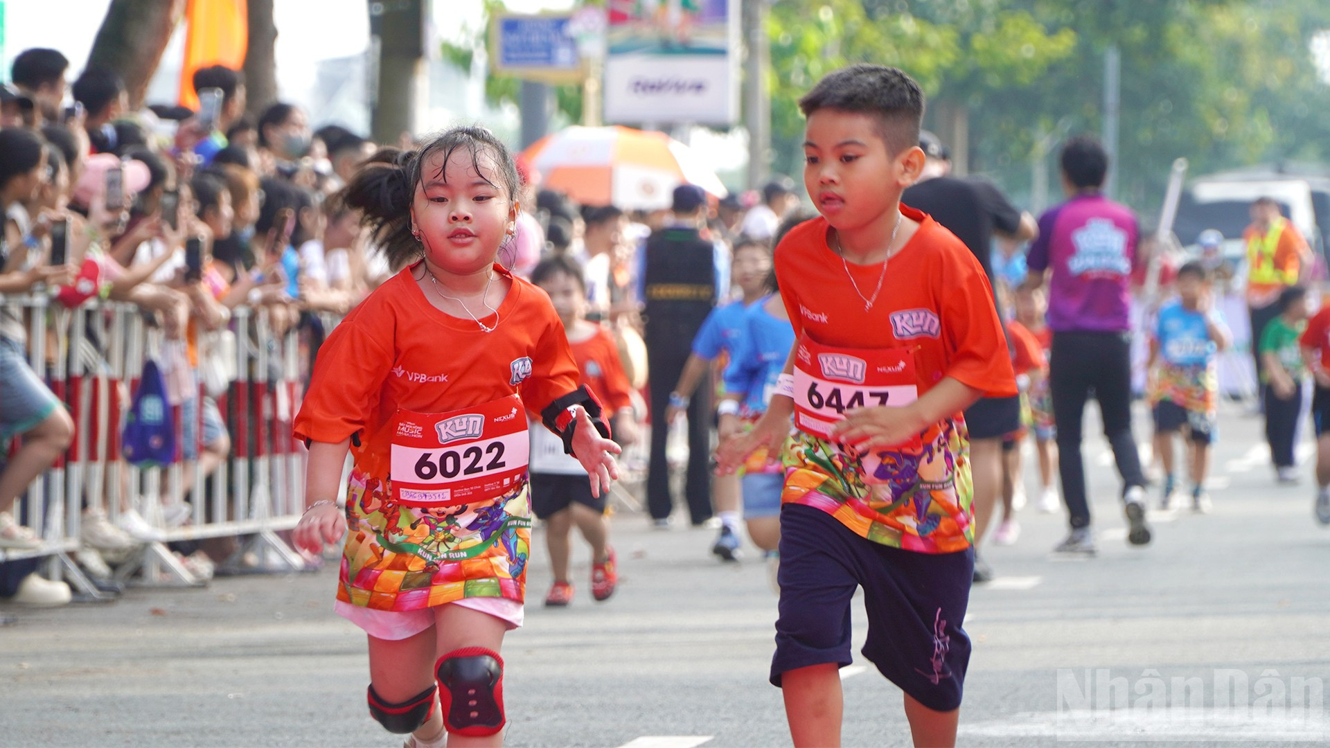 2 vận động viên nhí quyết tâm chinh phục đường đua. (Ảnh: HỮU NGHĨA)