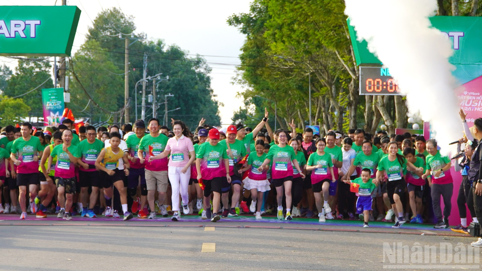 Vận động viên, trong đó có lãnh đạo tỉnh Đồng Tháp xuất phát cự ly thi đấu 5km. (Ảnh: HỮU NGHĨA)