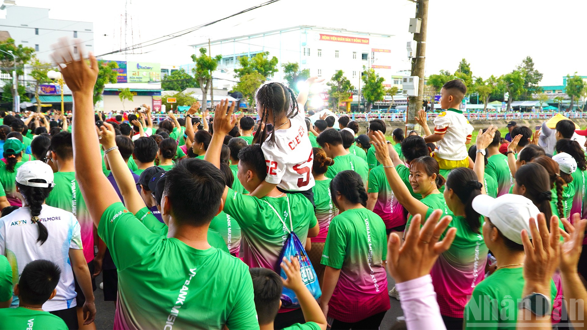 Trẻ em đi cùng người thân tại giải VPBank Đất Sen hồng Music Marathon 2025. (Ảnh: HỮU NGHĨA) ndo_br_chinhthuc3.jpg