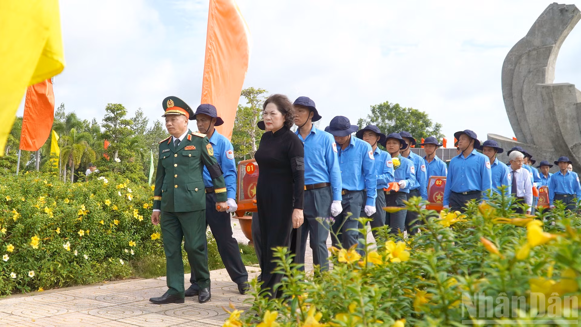 Đồng chí Nguyễn Thị Hồng, Phó Chủ tịch Quốc hội cùng đại biểu đưa tiễn các Anh hùng liệt sĩ về với đất mẹ.