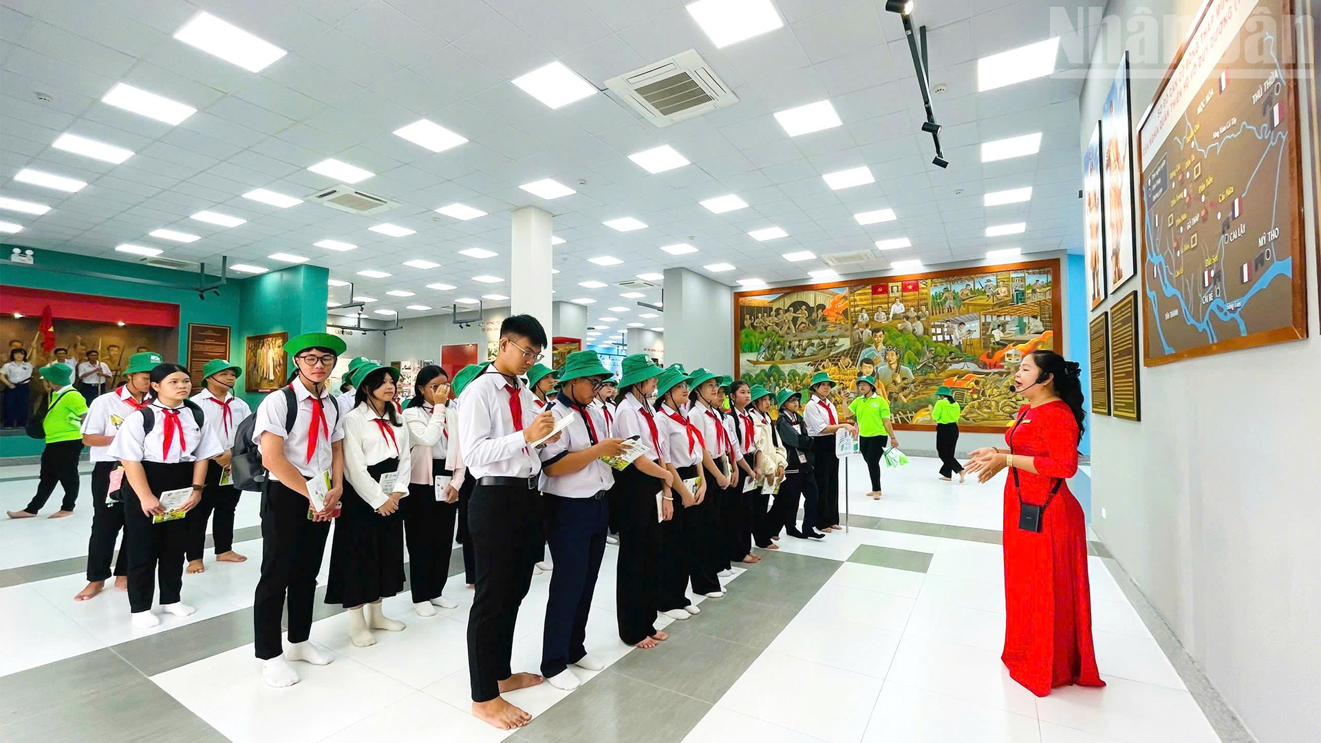 Thiếu nhi tham quan Nhà Trưng bày tại Khu di tích quốc gia đặc biệt Gò Tháp. ndo_tr_tndt2.jpg