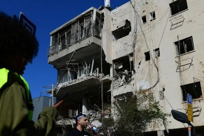 Lực lượng an ninh Israel và các nhân viên cứu hộ làm việc tại hiện trường vụ tấn công tên lửa từ Iran vào Tel Aviv, Israel, ngày 24/3/2026. (Ảnh: Xinhua)