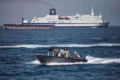 Binh sĩ Iran tuần tra eo biển Hormuz ở miền nam Iran. (Ảnh minh họa: Xinhua)