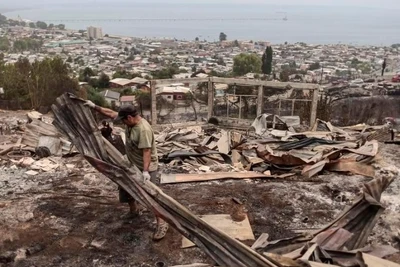 Người dân dọn dẹp khu vực bị ảnh hưởng bởi hỏa hoạn ở Penco, Biobio, Chile, ngày 19/1/2026. (Ảnh: Xinhua)