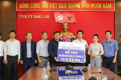 Đoàn công tác trao bảng tượng trưng kinh phí hỗ trợ cho đại diện tỉnh Đắk Lắk.