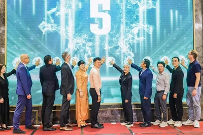 Các đại biểu thực hiện nghi thức khởi động dự án. (Ảnh: GIZ)