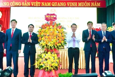 Bí thư Tỉnh ủy Phú Thọ Đặng Xuân Phong tặng hoa chúc mừng Hội đồng nhân dân phường Việt Trì. 