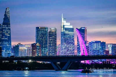 ADB nhận định, tăng trưởng xuất-nhập khẩu mạnh mẽ cùng với sự gia tăng mạnh mẽ trong giải ngân vốn đầu tư nước ngoài đã thúc đẩy tăng trưởng kinh tế Việt Nam trong nửa đầu năm 2025. (Ảnh minh họa: THÀNH ĐẠT)