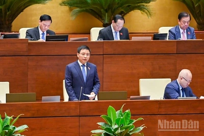 Bộ trưởng Tài chính Nguyễn Văn Thắng trả lời chất vấn của các đại biểu Quốc hội. (Ảnh: DUY LINH)