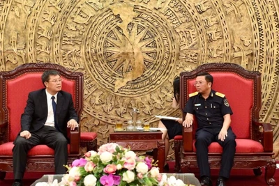 Phó Cục trưởng Cục Hải quan Việt Nam Trần Đức Hùng (phải) tiếp xã giao ông Lâm Kiến Điền, Cục trưởng Cục Quản lý doanh nghiệp và Kiểm tra sau thông quan, trưởng đoàn đại biểu hải quan Trung Quốc. (Ảnh: Hải quan Việt Nam)