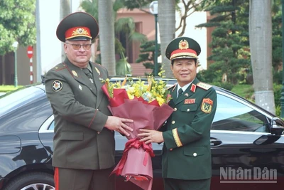 Đại tướng Nguyễn Tân Cương chủ trì lễ đón Tổng Tham mưu trưởng các Lực lượng vũ trang Belarus. (Ảnh: TRUNG HƯNG)