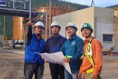 Ban Quản lý dự án Điện 2 cùng tư vấn giám sát và nhà thầu thi công đang nỗ lực đưa công trình về đích sớm hơn dự kiến. (Ảnh: TUẤN SƠN)