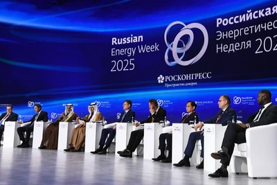 Phó Thủ tướng Bùi Thanh Sơn tham dự Diễn đàn Tuần lễ Năng lượng Nga. (Ảnh: Bộ Ngoại giao)