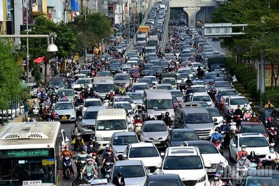 Xe cộ lưu thông trên trục đường Trường Chinh-Ngã Tư Sở (Hà Nội). (Ảnh minh họa: THÀNH ĐẠT)