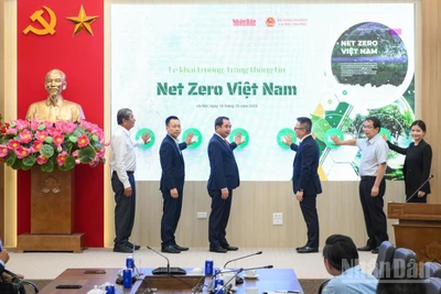 Các đồng chí lãnh đạo cùng các đại biểu thực hiện nghi thức khai trương trang thông tin Net Zero Việt Nam.