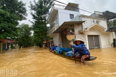 Mưa lũ gây ngập lụt tại thành phố Huế. (Ảnh: QUANG TIẾN)