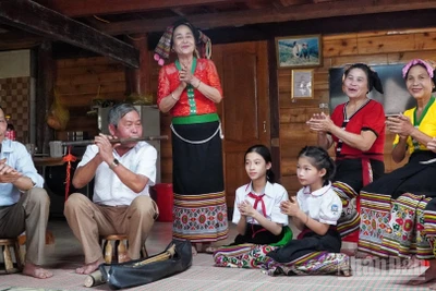 Nghệ nhân truyền dạy các làn điệu dân tộc cho thế hệ trẻ. (Ảnh: nhandan.vn)