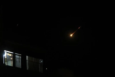 Vệt tên lửa trên bầu trời thành phố Hebron ở phía nam Bờ Tây trong cuộc tấn công bằng tên lửa của Iran nhằm vào Israel, ngày 13/6/2025. (Ảnh: THX)