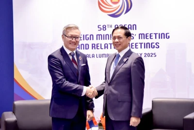 Phó Thủ tướng, Bộ trưởng Ngoại giao Bùi Thanh Sơn gặp Bộ trưởng Ngoại giao Lào Thongsavanh Phomvihane. (Ảnh: Báo Thế giới và Việt Nam)