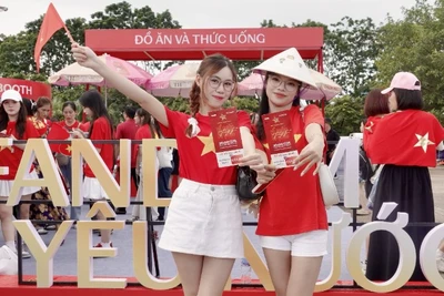 Các bạn trẻ check-in tại gian hàng Fandom Yêu nước với tấm vé chương trình “Tổ quốc trong tim” trên tay. (Ảnh: BTC)