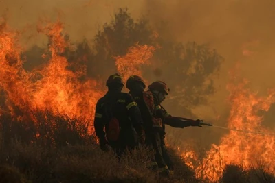 Lính cứu hỏa nỗ lực dập tắt đám cháy rừng trên đảo Crete, Hy Lạp, ngày 3/7/2025. (Ảnh minh họa: Xinhua)