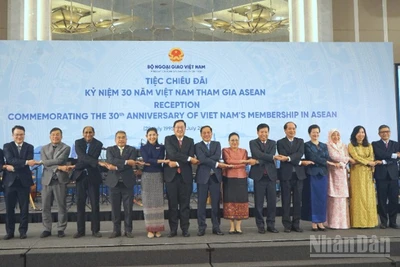 Phó Thủ tướng, Bộ trưởng Ngoại giao Bùi Thanh Sơn cùng các đại biểu tại tiệc chiêu đãi. (Ảnh: TRUNG HƯNG)