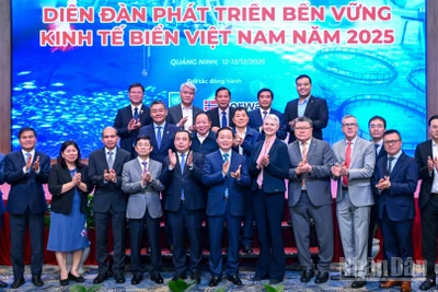 Các đại biểu tham dự diễn đàn chụp ảnh lưu niệm.