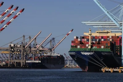 Các tàu chở container tại Cảng Los Angeles ở California, Mỹ. (Ảnh: Xinhua)