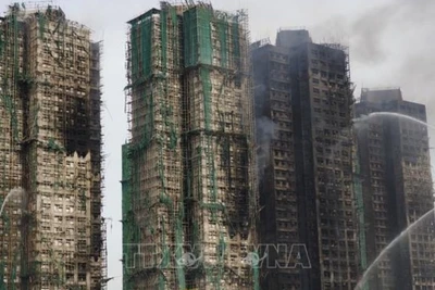 Khu tổ hợp Wang Fuk Court ở quận Tai Po, Hong Kong (Trung Quốc) bị thiêu rụi sau hỏa hoạn, ngày 27/11/2025. (Ảnh: THX/TTXVN)