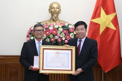 Thứ trưởng Ngoại giao Nguyễn Mạnh Cường trao Huân chương Hữu nghị cho Đại sứ Indonesia tại Việt Nam. (Ảnh: Báo Thế giới và Việt Nam)