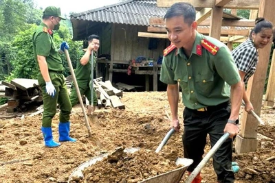 Cán bộ, chiến sĩ Công an Thái Nguyên hỗ trợ người dân địa phương xây dựng nhà mới. (Ảnh: Bộ Công an)