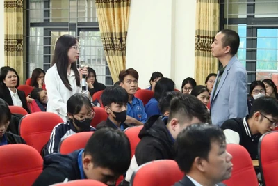 Chuyên gia hướng dẫn, giải đáp thắc mắc về khởi nghiệp cho thanh niên. (Ảnh: BTC)