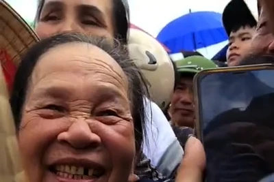 Người dân dâng trào cảm xúc chứng kiến cầu Phong Châu mới nối nhịp bờ vui